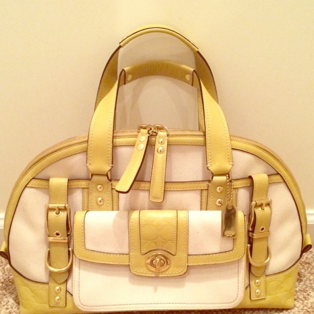 ✨NWOT 💯 Coach Lime Green Canvas Handbag.. Beautiful.. no damage